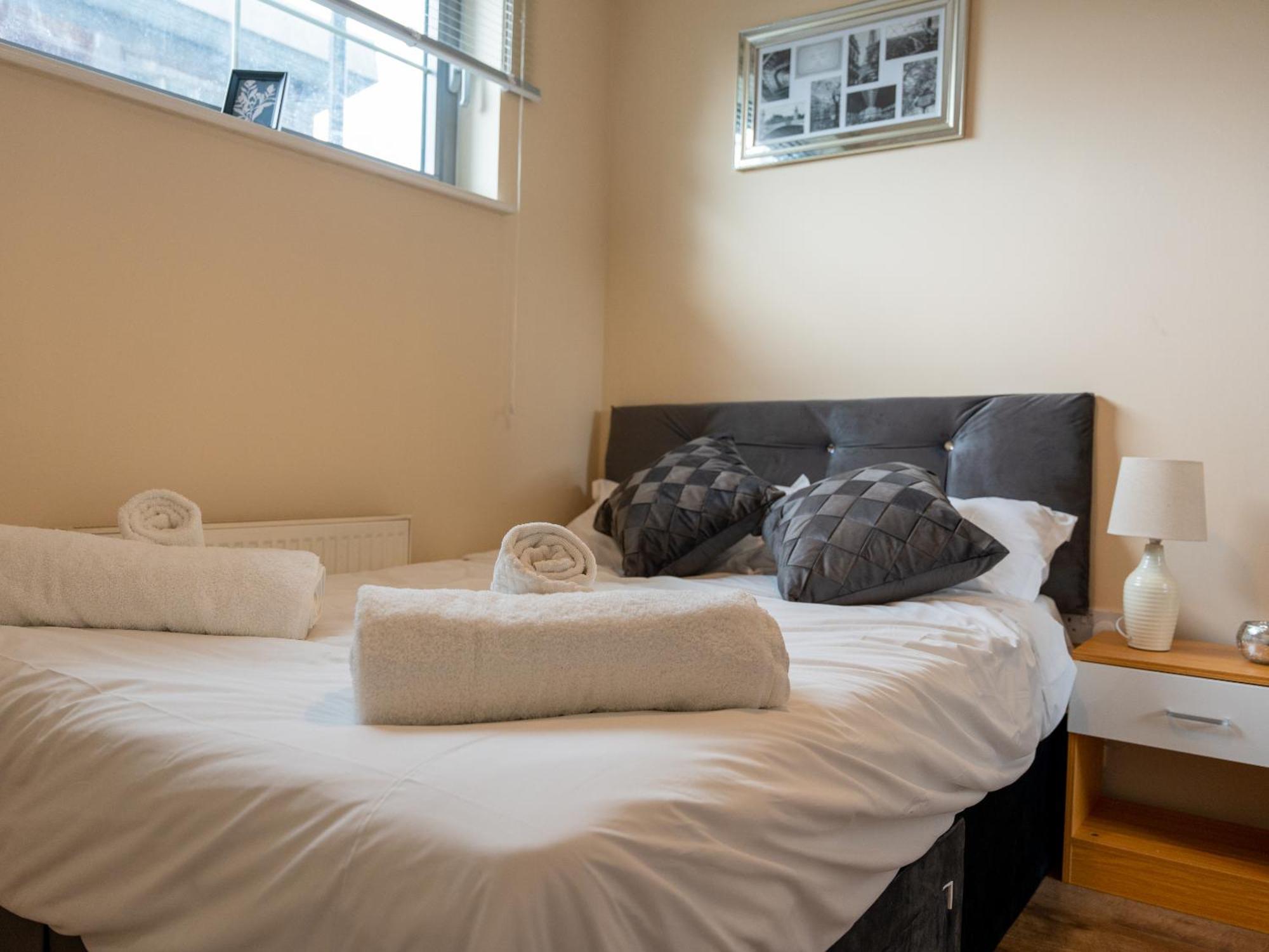 Luxury 2 Bed Apartment - Near Heathrow, Legoland, Windsor Slough Esterno foto