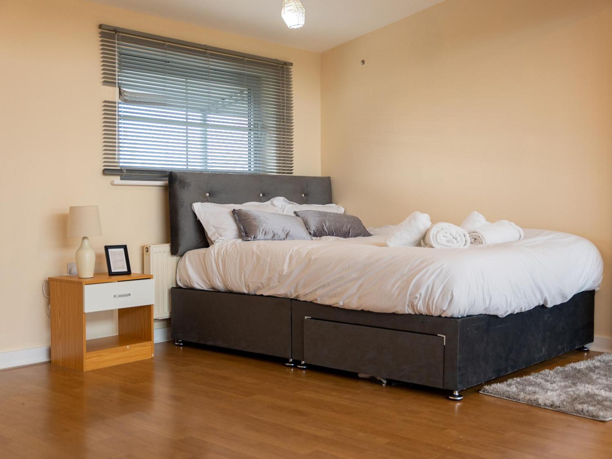 Luxury 2 Bed Apartment - Near Heathrow, Legoland, Windsor Slough Esterno foto
