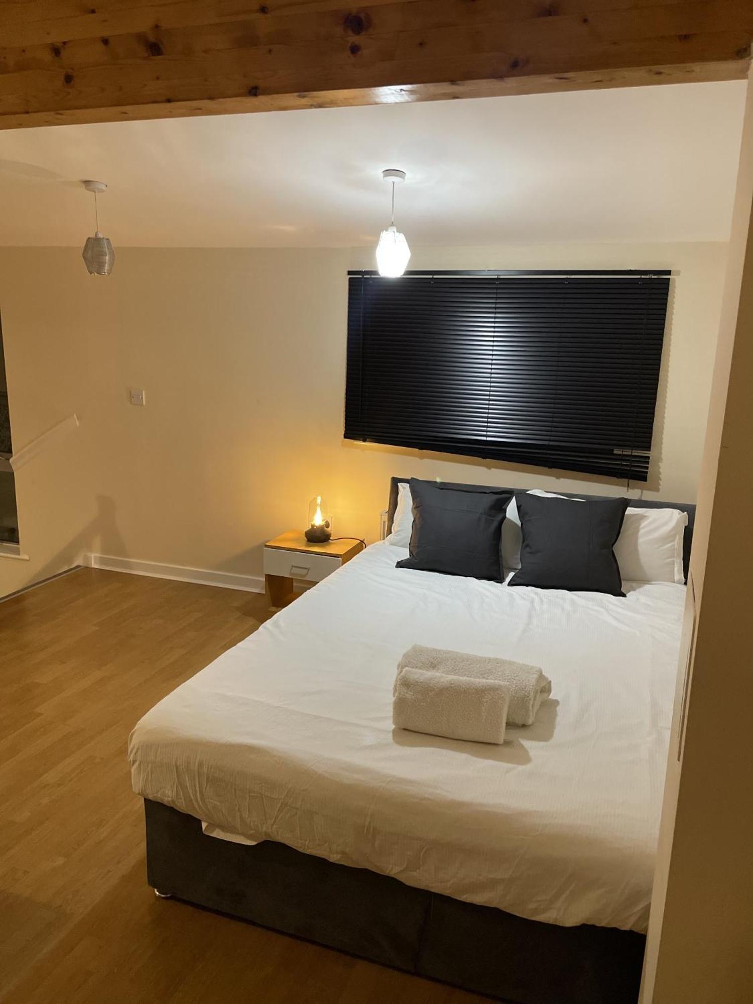 Luxury 2 Bed Apartment - Near Heathrow, Legoland, Windsor Slough Esterno foto