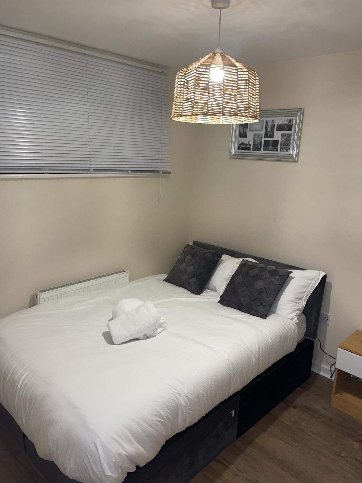 Luxury 2 Bed Apartment - Near Heathrow, Legoland, Windsor Slough Esterno foto